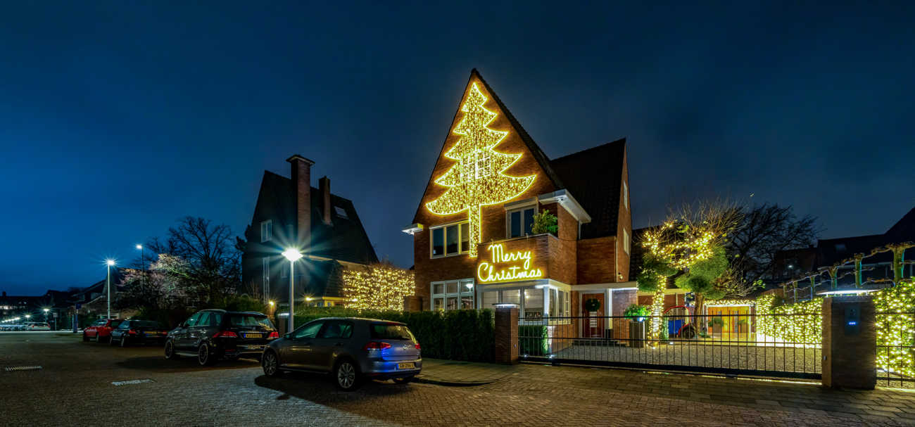 Kerstverlichting op huis en in de tuin hoveniers